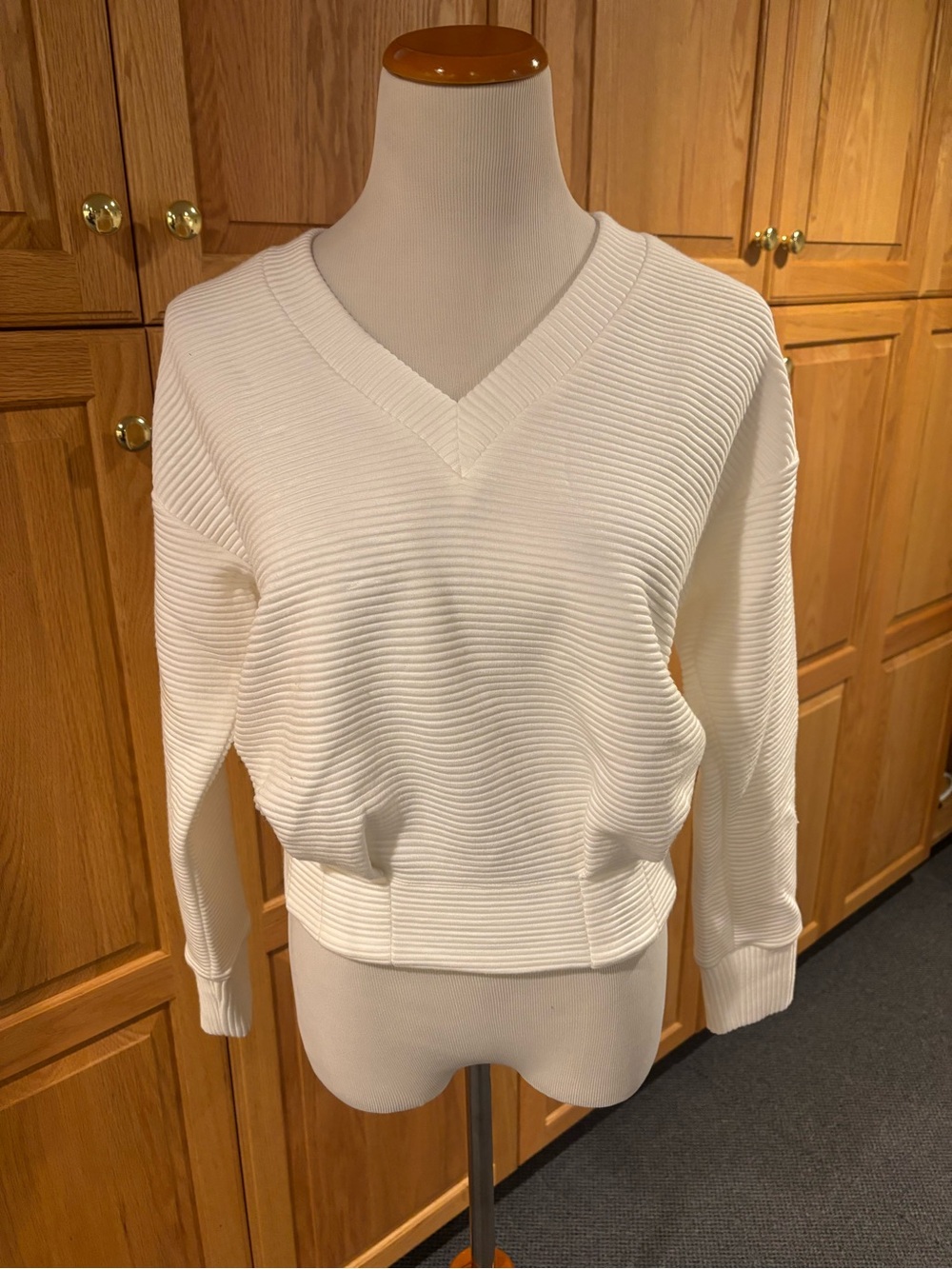 EverEve Cropped V‑Neck Rib Texture Sweatshirt - White